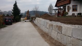 Steinmauer neben Straße von Thomas Bräuer Erdbau - Steinmauern