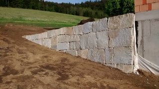 Steinmauer an Hang von Thomas Bräuer Erdbau - Steinmauern