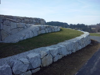 gewundene Steinmauer von Thomas Bräuer Erdbau - Steinmauern